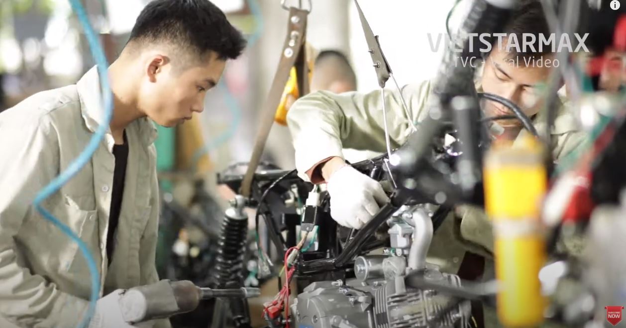 https://www.quangcaotruyenhinh.com/wp-content/uploads/2020/08/phim-doanh-nghiep-chuc-xuan-2019-cong-ty-xe-may-Detech-motor.jpg);