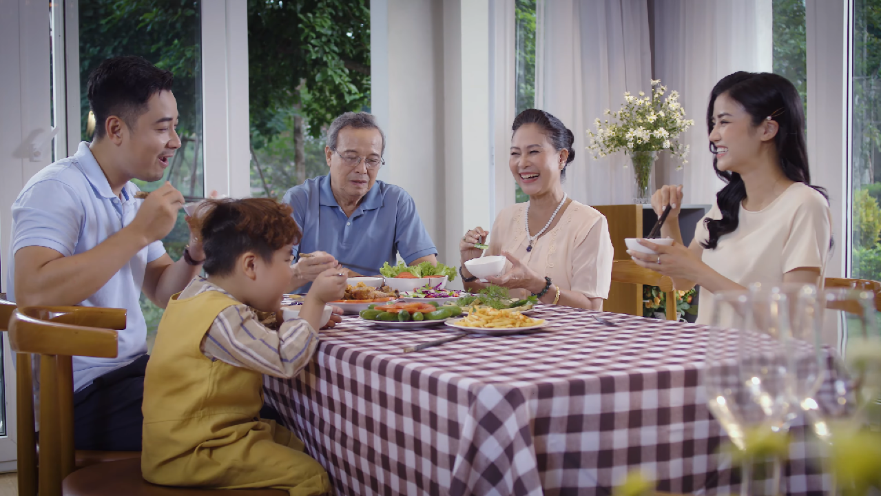 https://www.quangcaotruyenhinh.com/wp-content/uploads/2023/08/Vuong-Lao-Kien.png);